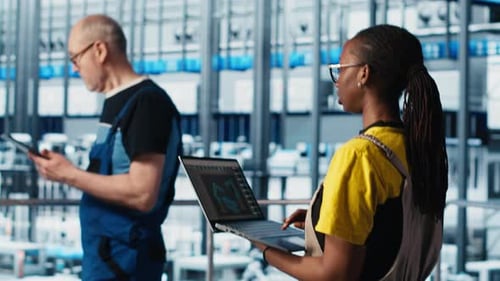 Ingenieros de la Industria 4.0 Plantas industriales que controlan maquinaria automatizada