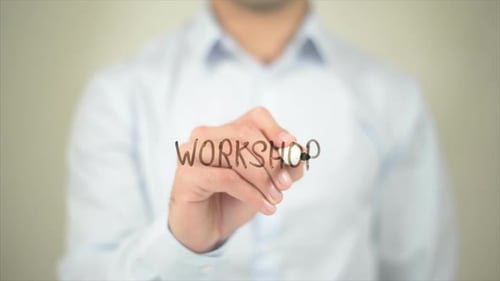 Taller, hombre escribiendo en pantalla transparente