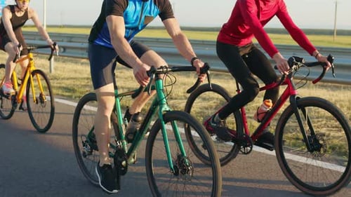 Sportliche Männer und Frauen nutzen Fahrräder für Fahrten im Freien