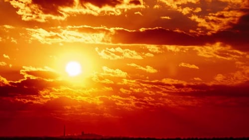 Coucher de soleil incroyable dans un ciel épique avec des nuages sombres et dramatiques en timelapse