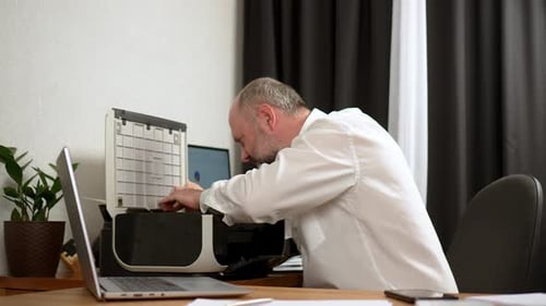 Geschäftsstress Reizbarkeit Instabiler Geisteszustand Mann wütend Pfunde auf kaputtem Drucker zockt ab