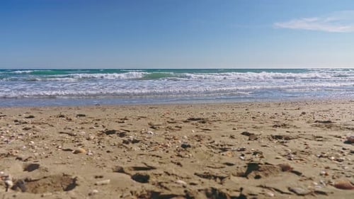 Strandwellen mit strahlend blauem Himmel