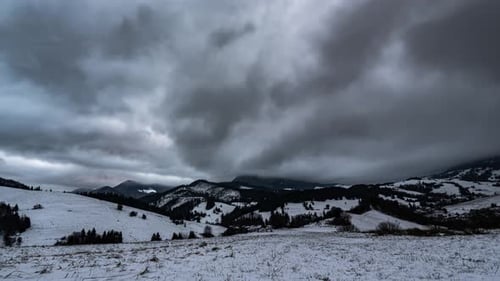 Dramáticos nuvens cinzentas, o céu se move rapidamente no campo de inverno