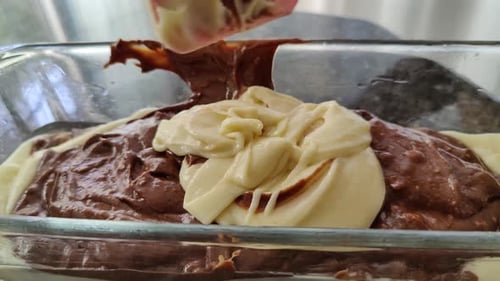 Cocoa cake mortar is put into the cake mold
