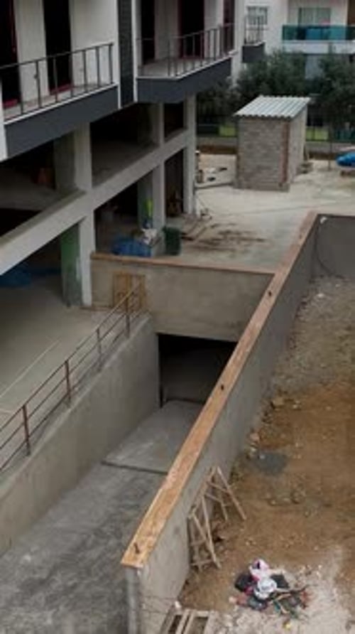 Vídeo vertical Construyendo tu futuro hogar: un adelanto entre bastidores