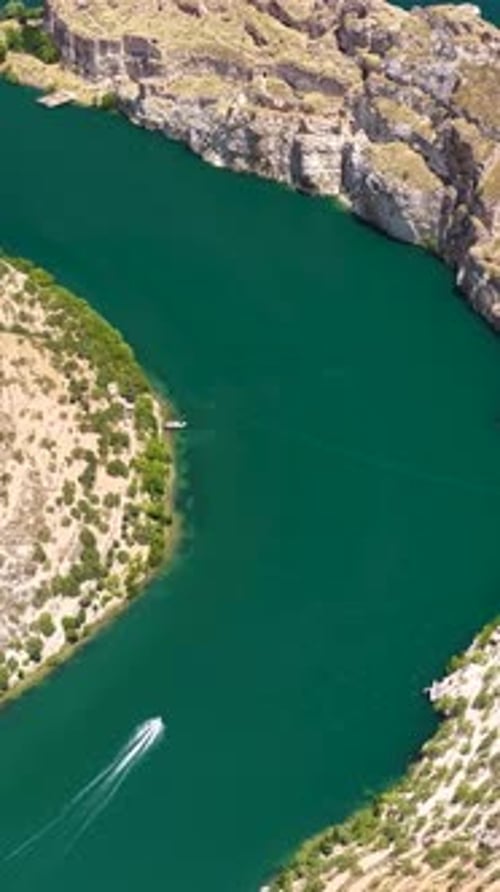 Vertikale Videodrohnenaufnahme der Wassersportaktivitäten im Canyon River
