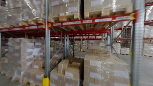Des étagères emballées avec des boîtes en carton définissent l'intérieur de l'entrepôt