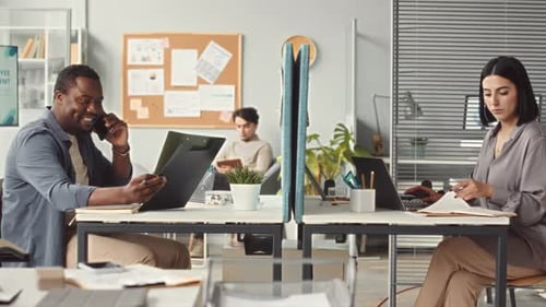 Collègues multiethniques travaillant au bureau