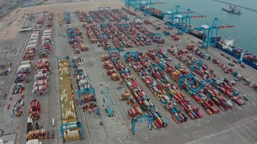Be- und Entladen von Containerschiffen im Tiefseehafen