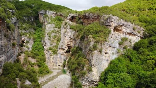 Fliegen auf einer Drohne über einen Fluss durch eine Schlucht in Albanien