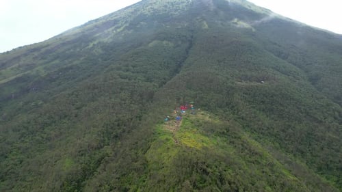 Luftbild des Mount Sindoro in Indonesien