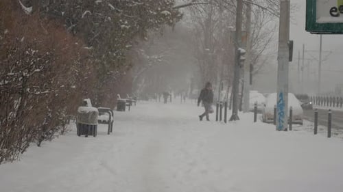 Schnee bedeckt die Straßen der Stadt und sorgt für schwierige Winterbedingungen