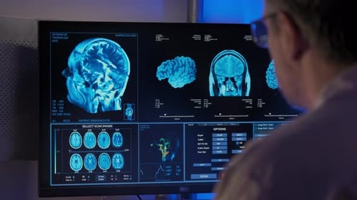 Ein Arzt analysiert MRT in einem Krankenhausbüro