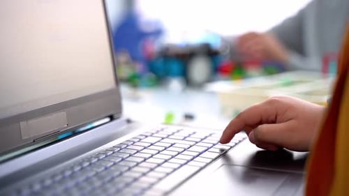 Robotik-Programmierkurs aus nächster Nähe: Kinder konstruieren und programmieren Roboter mit STEM-Unterricht