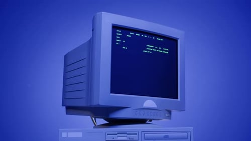 PC rétro avec console de chargement Programmeur créant des scripts, écran de base vert, ancien studio informatique