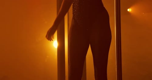 Pole dance, nádegas e néon com mulher no clube para uma apresentação exótica, leve e burlesca