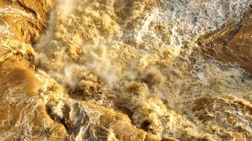 Drone capture l'inondation d'une cascade Théâtrale