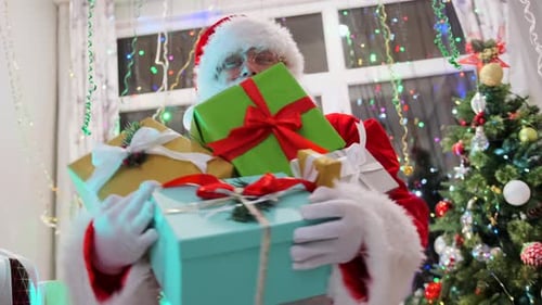 Der Weihnachtsmann teilt festliche Stimmung und einen großen Stapel von Geschenken unter den Weihnachtsdekorationen