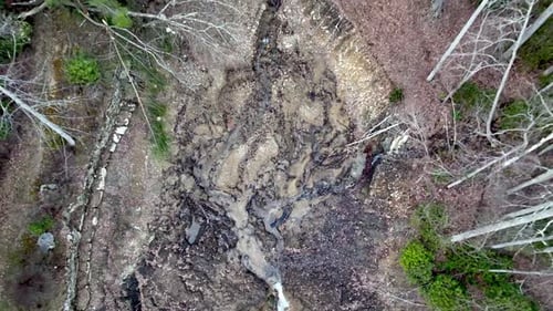 estanque después de la ruptura de una presa de tierra