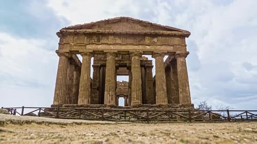 Templo de la Concordia: templo griego antiguo en Agrigento, Sicilia, Italia. Ángulo bajo, lapso de tiempo
