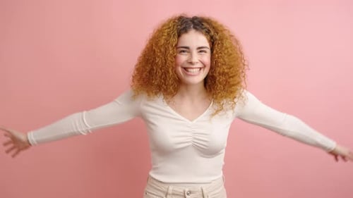 Mujer expresiva que muestra emociones alegres en Pink Studio