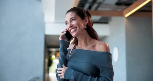 Llamada telefónica, comunicación y aprobación de una mujer en el cargo para contactar, establecer contactos o publicar