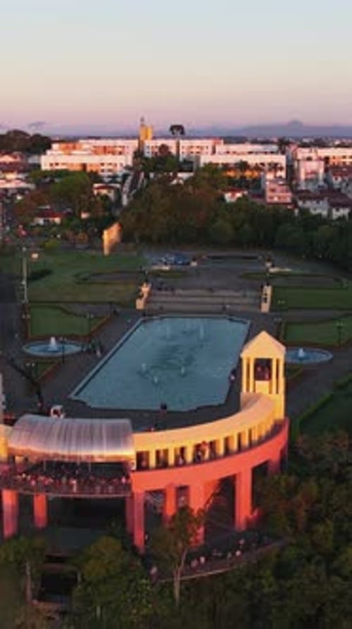 Escena urbana al atardecer del jardín del parque de Curitiba Curitiba.mov