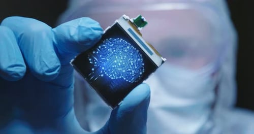 In einer ultramodernen Fabrik für Elektronisch Fertigung hält der Konstrukteur im sterilen Overall Microch