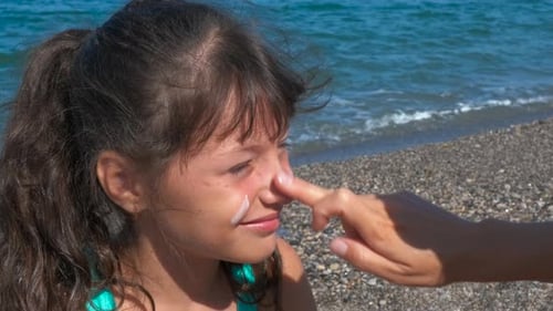 Sonnencreme für Kinder am Strand