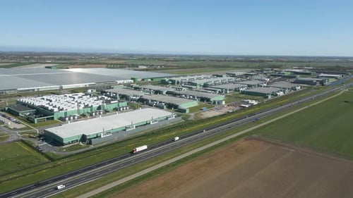Visão ampla do Drone do campus de tecnologia industrial ao lado da rodovia