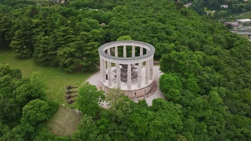 Vue aérienne par drone du mausolée de Cesare Battisti à Trente, en Italie.
