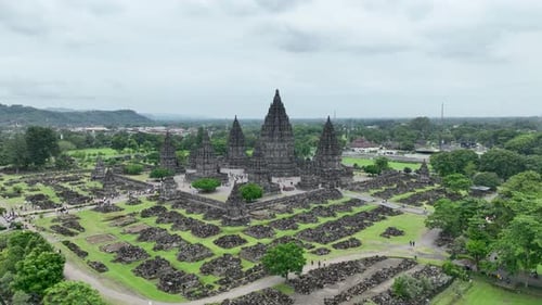 Images aériennes du temple de Prambanan, enceinte hindoue du IXe siècle à Yogyakarta, en Indonésie