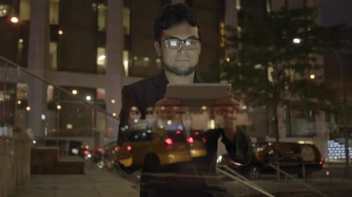 Modernes Lifestyle-Porträt einer männlichen Person, die auf einem Mobilgerät im Internet surft