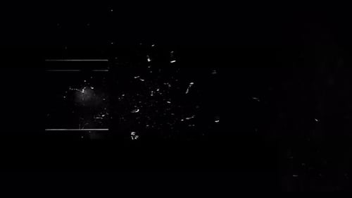 Fragmentsammlung: Glasscherben, die von einem quadratischen Glas herunterfallen, mit einem Schusseffekt über einem b