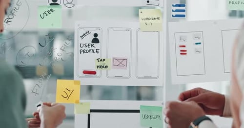 Negocios, personas y notas sobre vidrio en la oficina con diseño de experiencia de usuario, diseño de interfaz de usuario