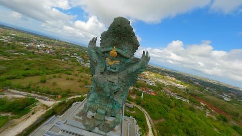Vue FPV cinématographique de la statue de Garuda Wisnu Kencana à Bali, en Indonésie