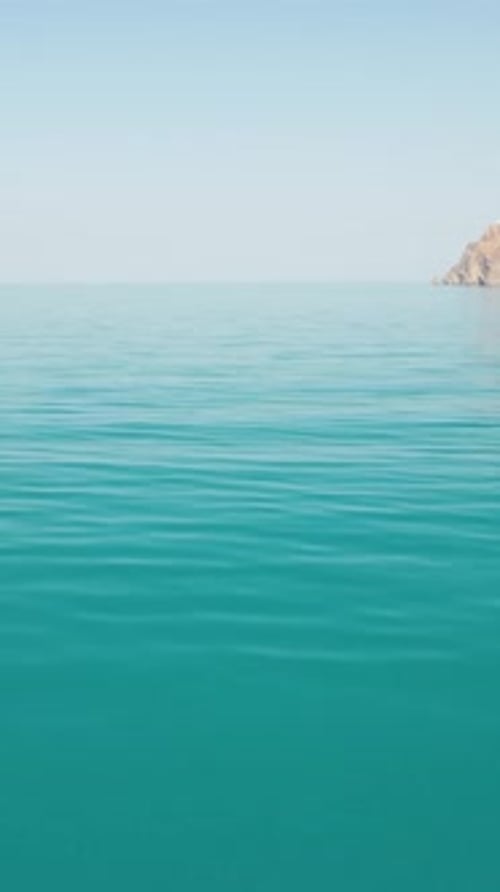 Abstrakte Luft, ruhiges Meer, Sommer, Meer, Sonnenuntergang, Natur, kleine Wellen auf der Wasseroberfläche mit klarem blauem Himmel
