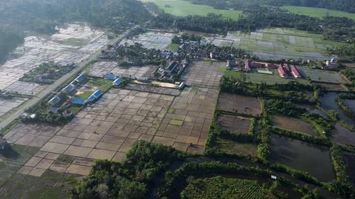 Vue sur le village avec des rizières apaisantes à Lamno Aceh Jaya