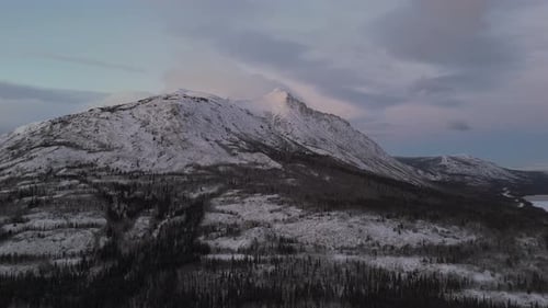 Vue paisible sur les montagnes de neige au lac Bennett près du désert de Carcross à Carcross, Yukon, Canada. Aer