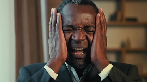 Nahaufnahme Verärgert aufgeregter afroamerikanischer Mann bedeckt Ohren mit Händen über Lärm Gefühl Panik