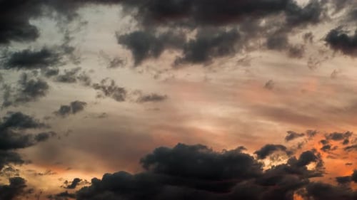 Nahtlose Bewegung stimmungsvoller dunkler Wolken über den Himmel bei Sonnenuntergang