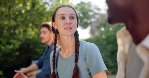 Caminhadas, amigos e pessoas na natureza conversando para se relacionar e relaxar