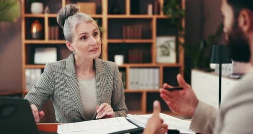 Collaboration, rencontre et rédaction avec des gens d'affaires au bureau pour discuter