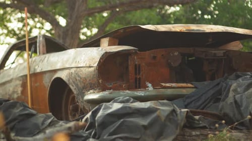 Frontale Nahaufnahme eines isolierten rostigen, korrodierten Muscle-Cars
