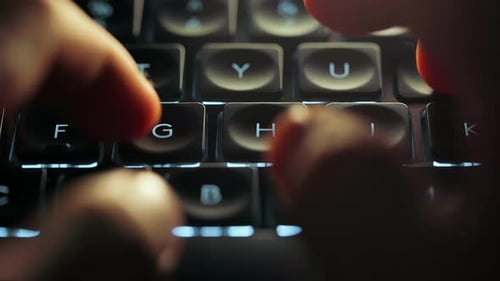 Nahaufnahme der Hände eines jungen Geschäftsmannes beim Arbeiten, Suchen und Lernen, indem er auf glühend tippt