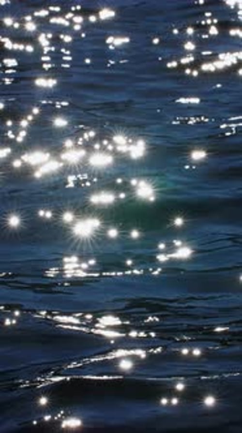 Funkelnde Wasserreflexionen im Sonnenlicht in einer ruhigen Umgebung am See