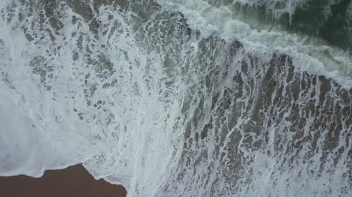 Olas rompiendo en la playa, vista desde arriba, vista aérea, olas, mar, increíble océano