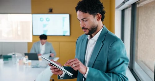 Cara, feliz e empresário com tablet para análise de dados, pesquisa e análise de desempenho