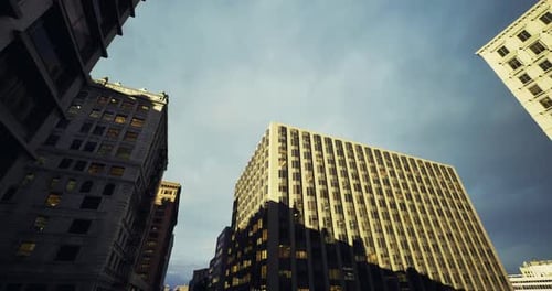 Los brillantes reflejos en los edificios de gran altura iluminan las concurridas calles del centro