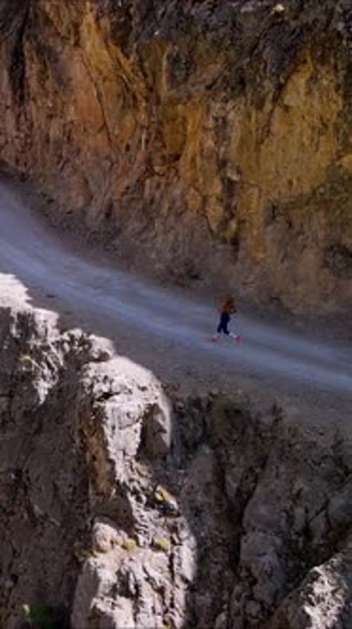 Trail Runner concentré sur l'arrivée